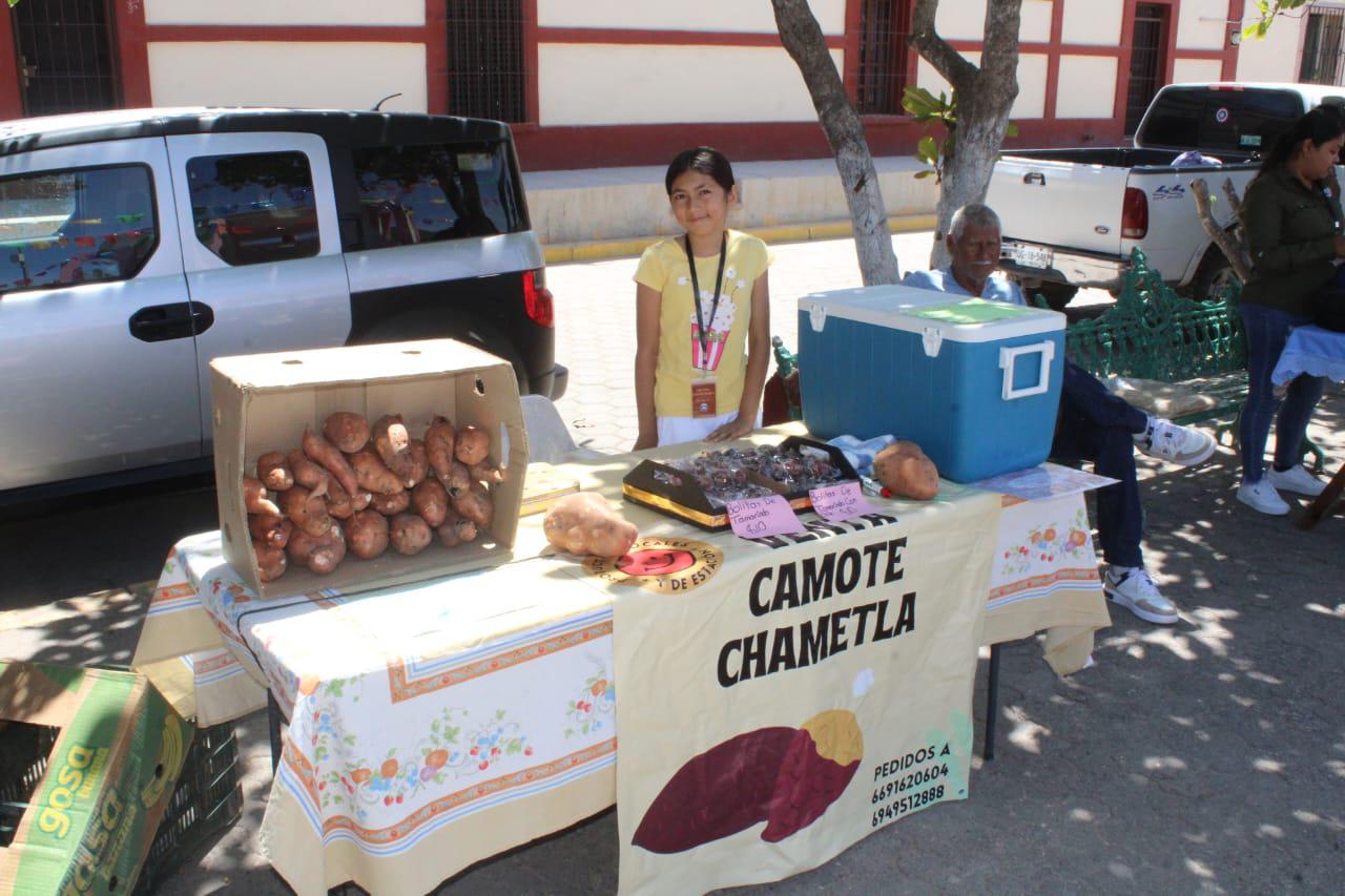 $!Vecinos apoyan muestra gastronómica tras cancelación de turistas en Chametla