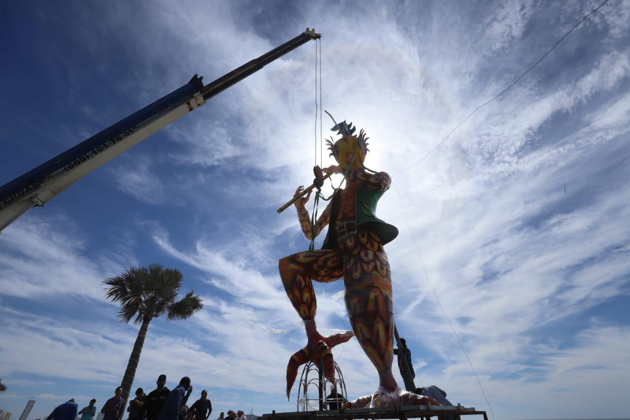 $!Llegan al Malecón los monigotes del Carnaval de Mazatlán; dan la bienvenida a la máxima fiesta