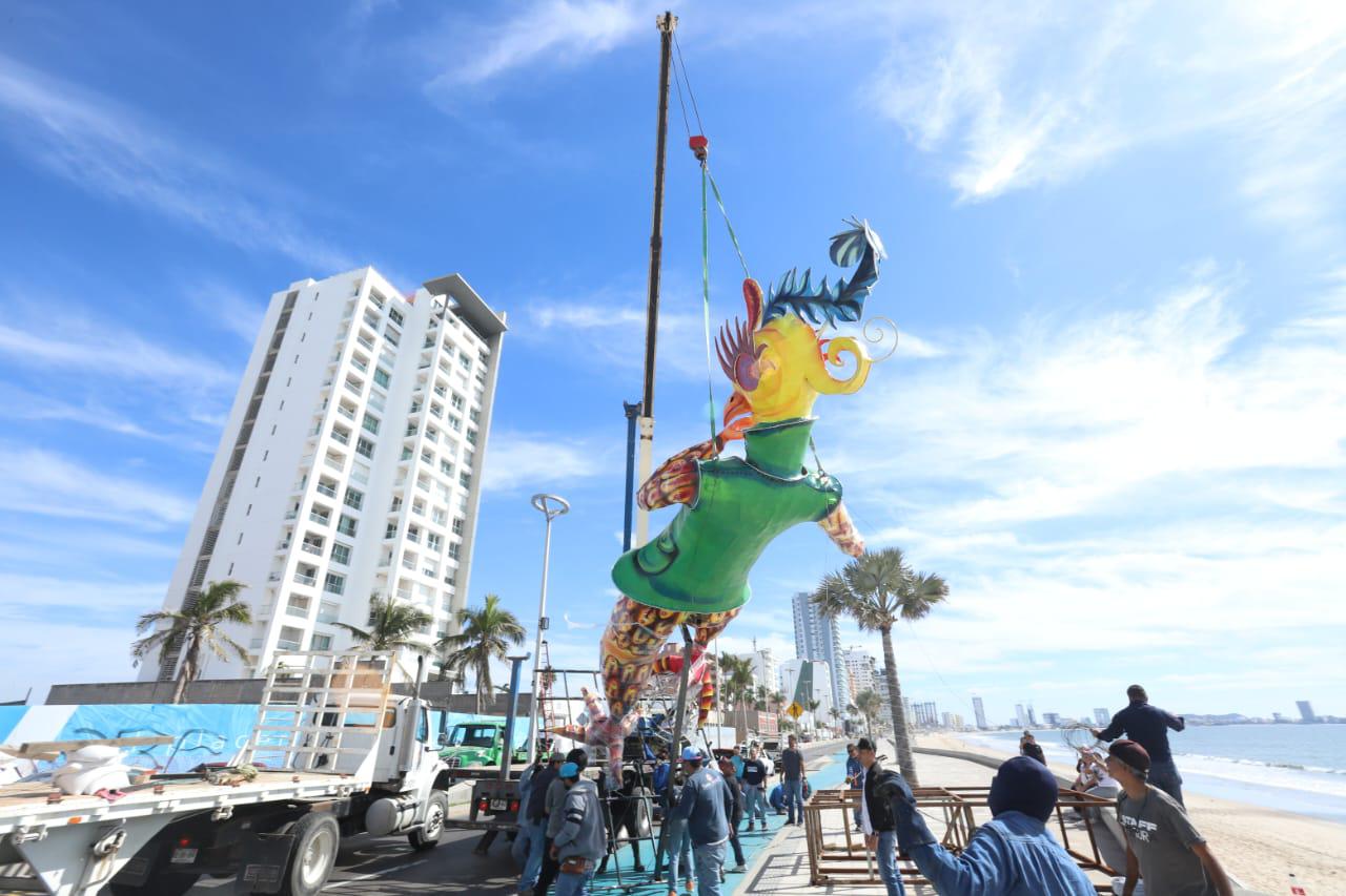 $!Llegan al Malecón los monigotes del Carnaval de Mazatlán; dan la bienvenida a la máxima fiesta