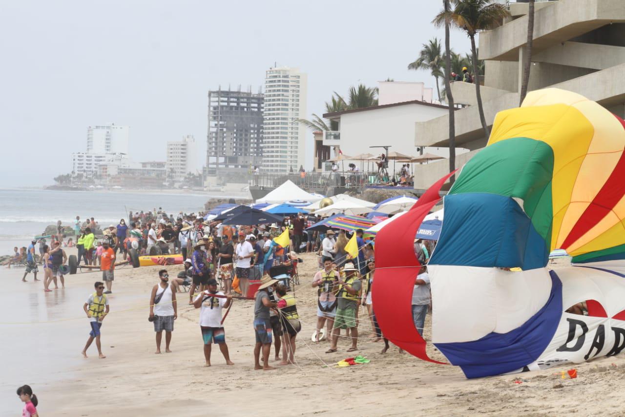$!Bañistas abarrotan las playas de Mazatlán este Sábado de Gloria