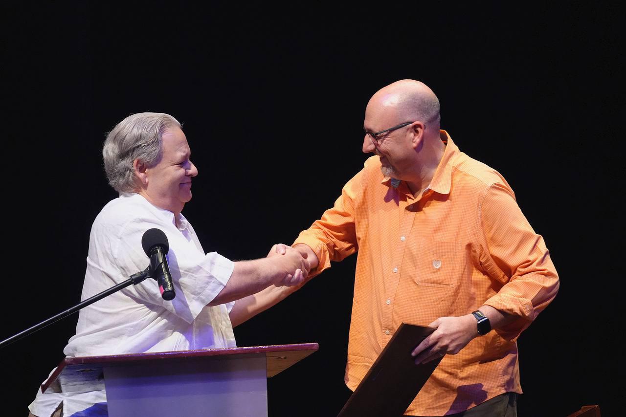 $!Raúl Rico González, director del Instituto de Cultura de Mazatlán agradeció la colaboración de Daniel Serrano Moreno, como padrino de la generación.