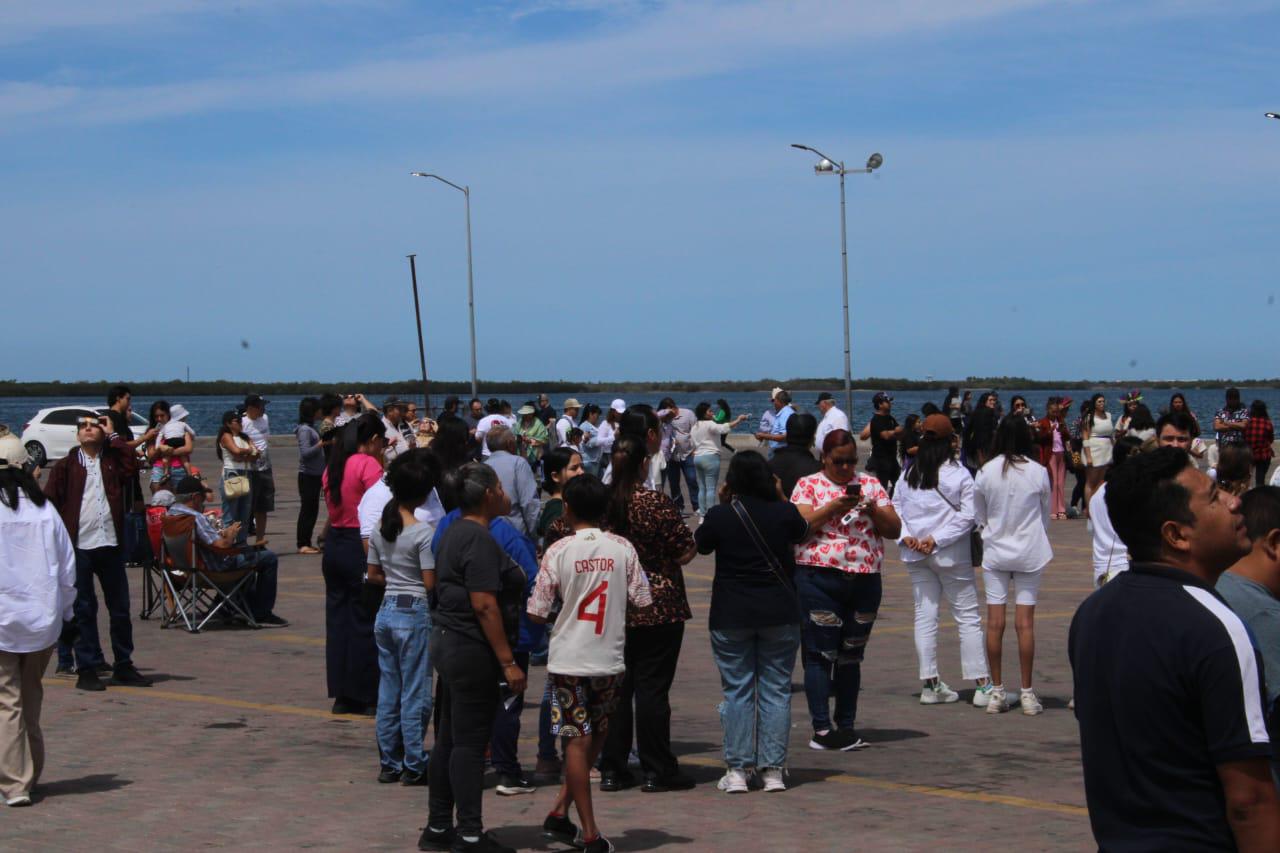$!Ser parte de la historia: turistas y locales presencian el eclipse desde el Malecón de Altata