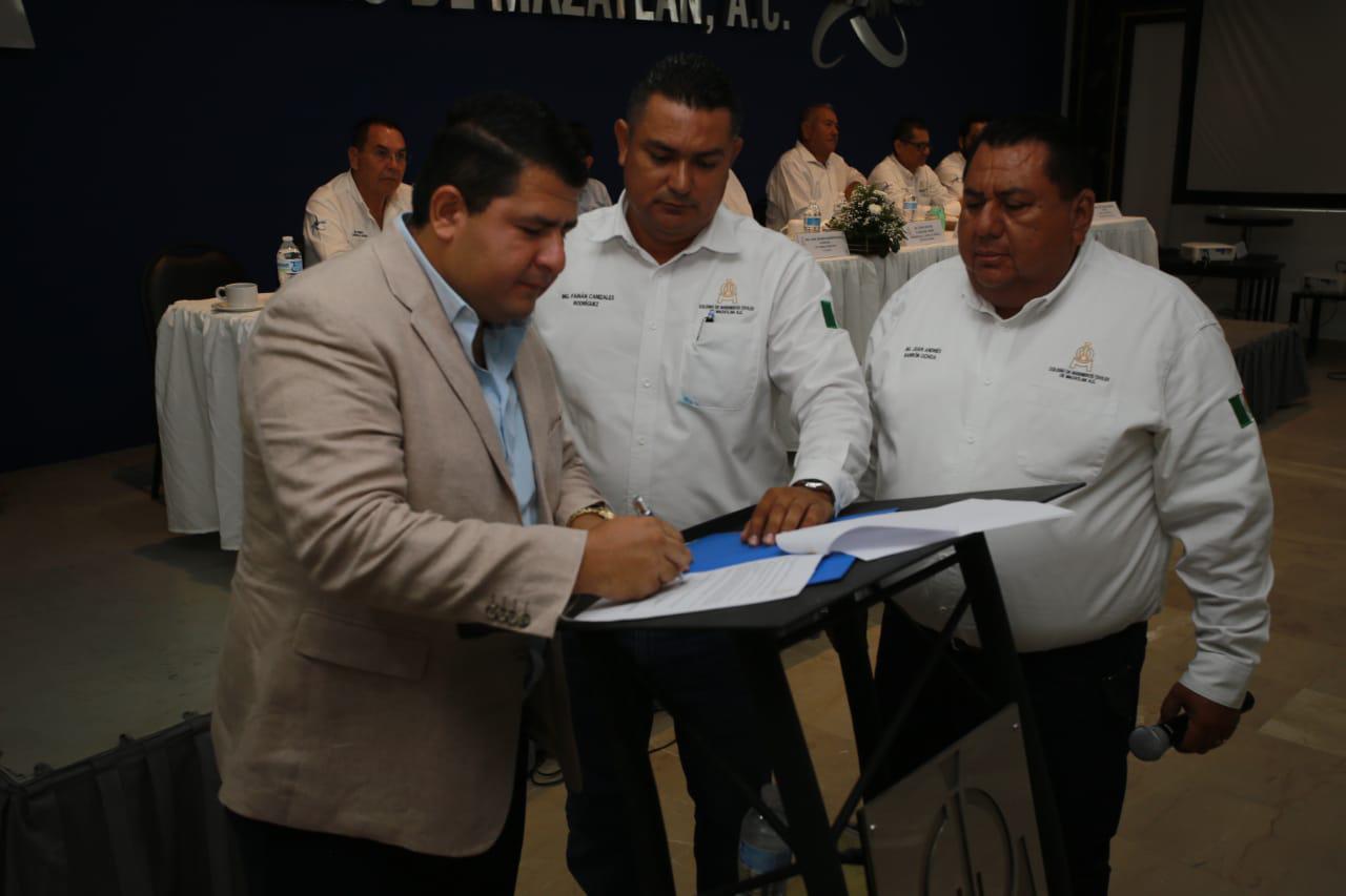 $!ÉdgarOmar Burgueño Sánchez, director de la Facultad de Ingenieria de la UAS, al momento de firmar los convenios.