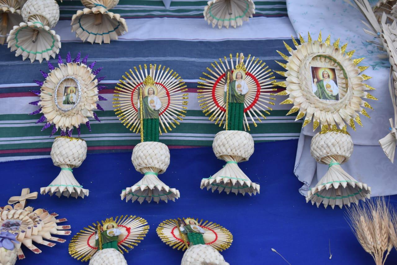$!En Catedral, Javier y su mamá tejen las palmas que se bendicen en Domingo de Ramos