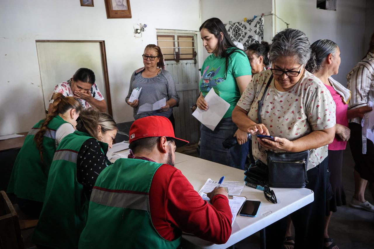 $!Entrega DIF Municipal despensas en colonias populares de Culiacán