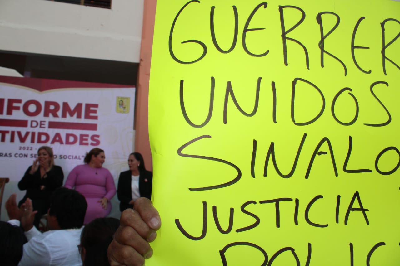 $!Irrumpen policías jubilados en informe de Claudia Valdez Aguilar, en Rosario