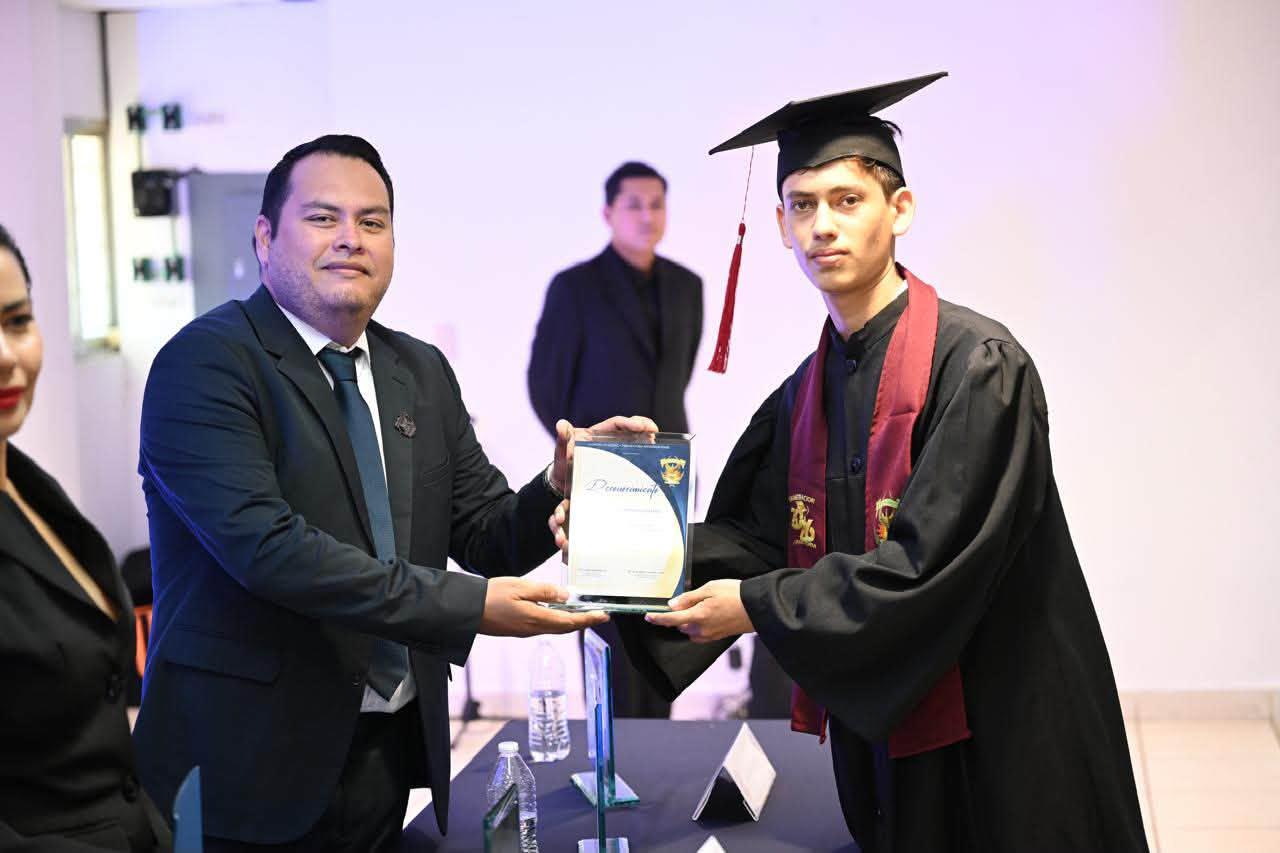 $!Los jóvenes recibieron sus reconocimientos de manos de los directivos de la universidad.