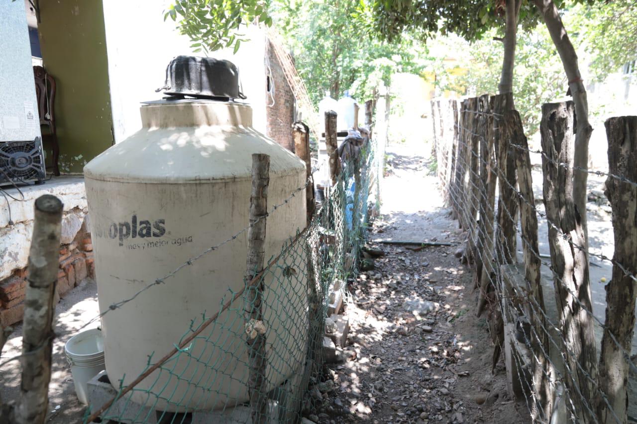 $!Bloquean carretera Mazatlán–Culiacán: habitantes de Los Zapotes exigen agua potable