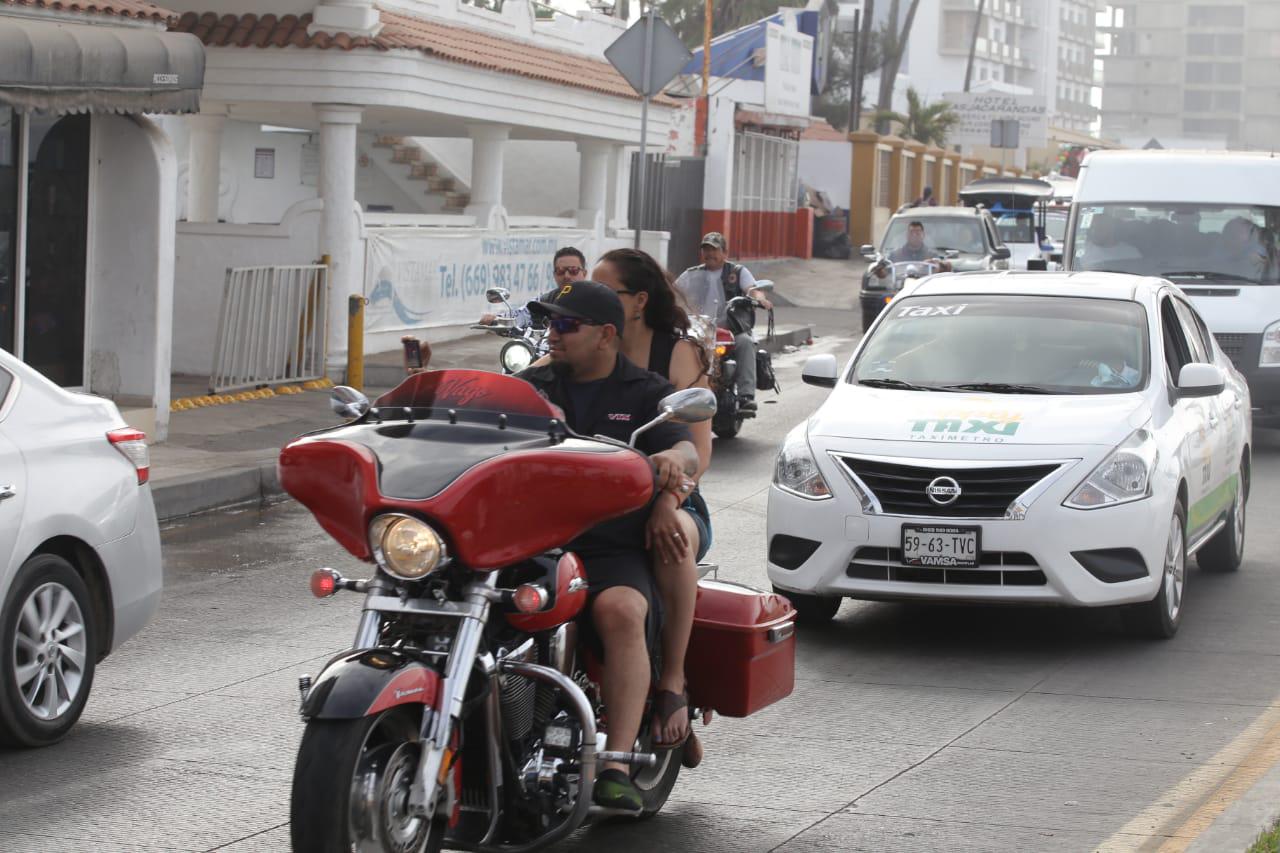 $!Mazatlán, con motos, turismo y tráfico este viernes
