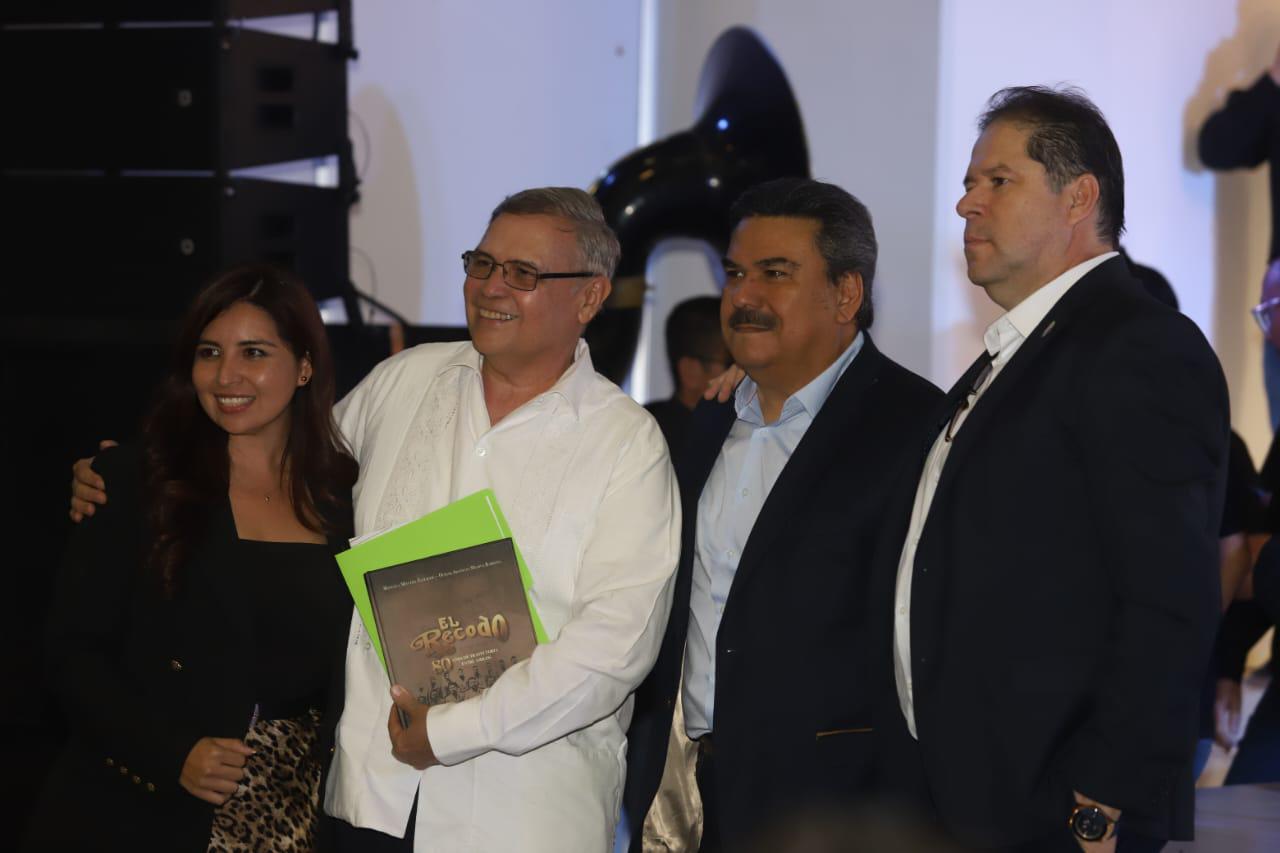 $!Ulises Cisneros acompañó al autor del libro.