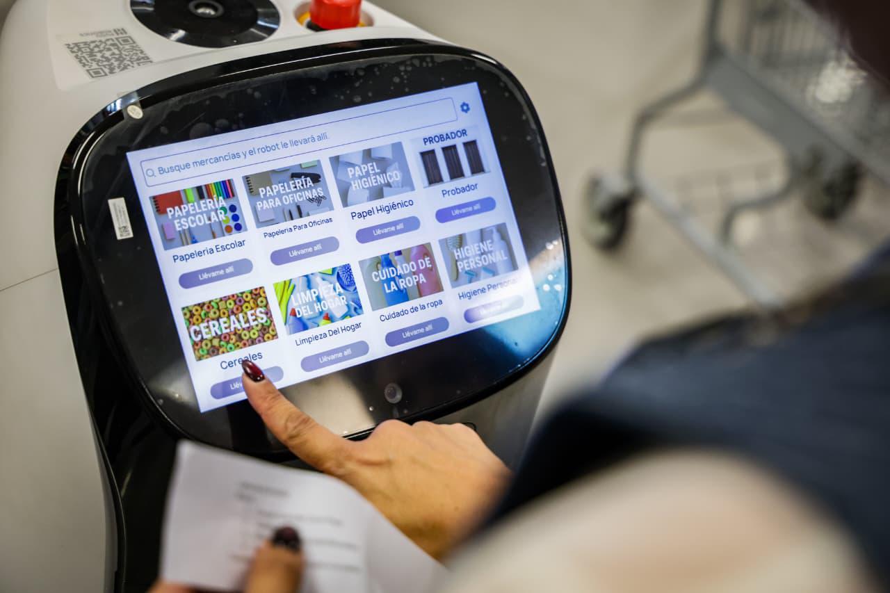 $!Presenta Tec de Monterrey en Culiacán a Findy, un robot con inteligencia artificial que mejora la atención al cliente