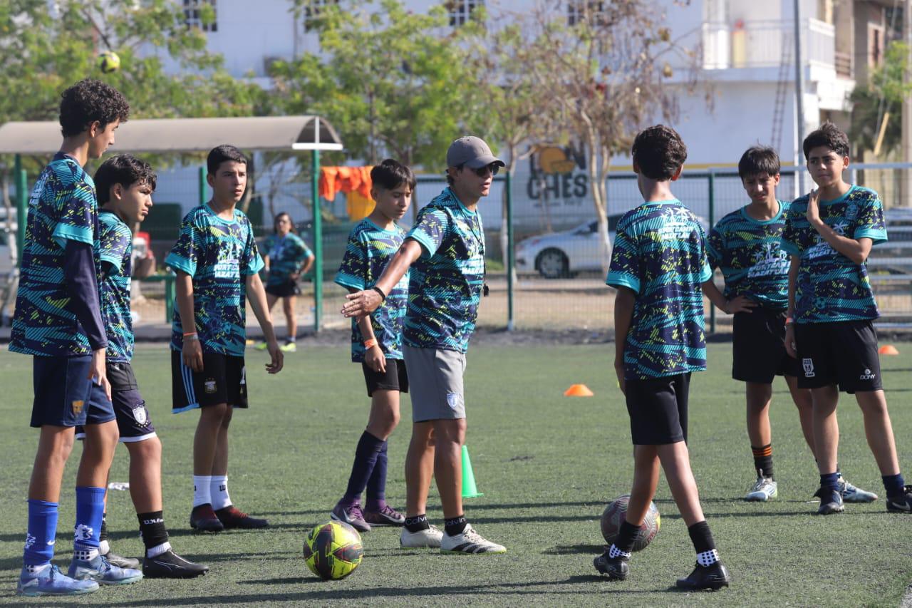 $!Sport Camp Mazatlán impulsa talentos con ex futbolistas y visores profesionales