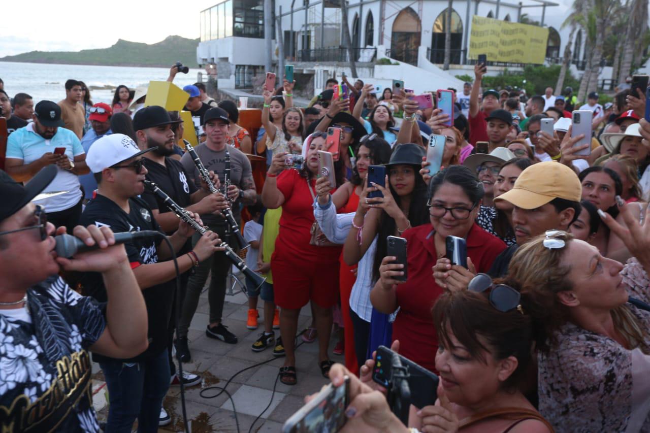 $!Banda Los Recoditos arma concierto en el Malecón de Mazatlán
