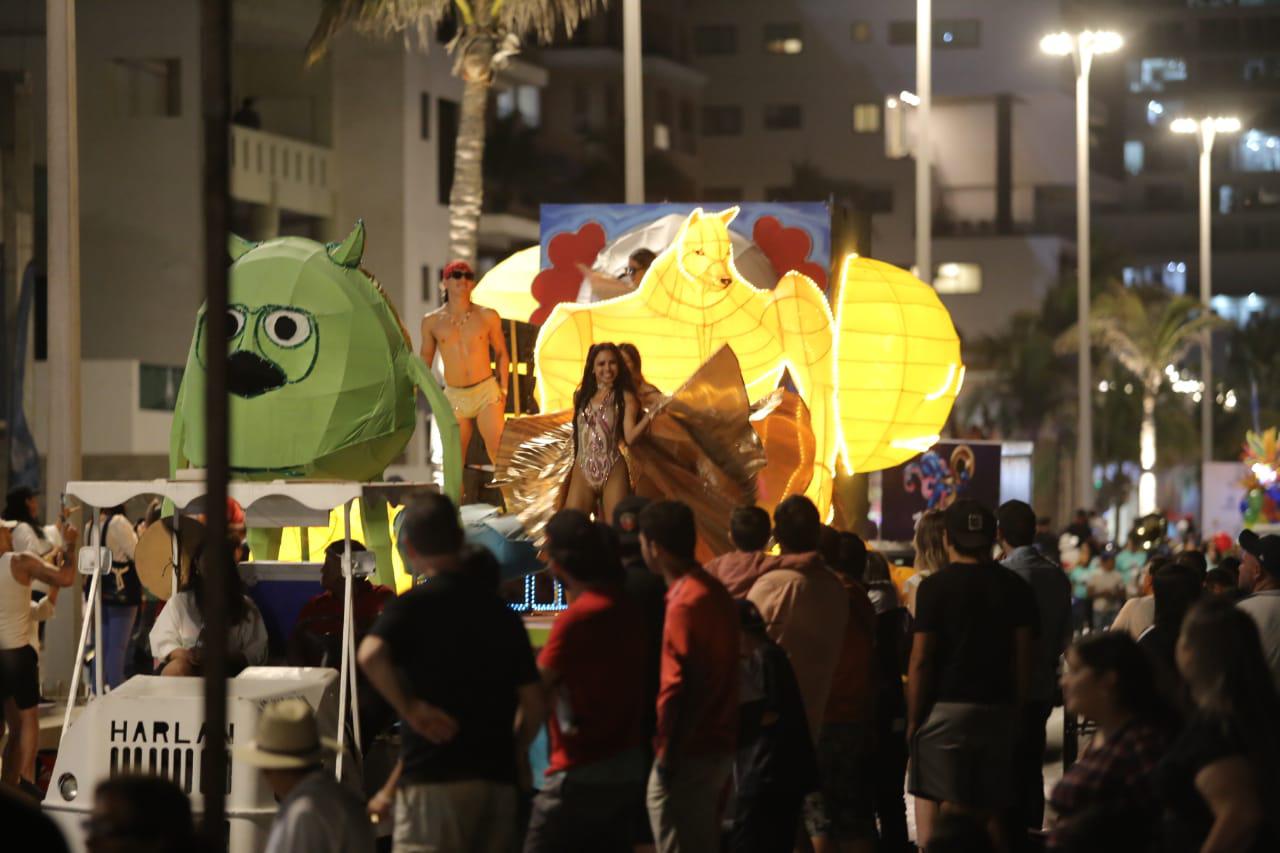 $!Turistas reciben una ‘probadita’ del Carnaval de Mazatlán y les fascina