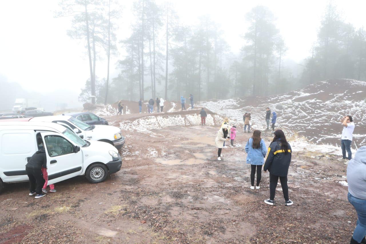 $!Nieva en Durango y las familias acuden a disfrutar del espectáculo
