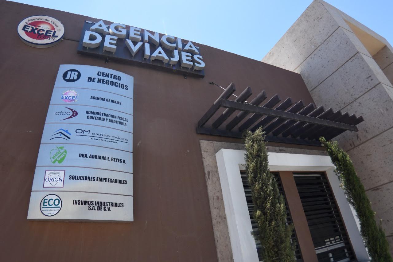 $!Fachada del centro de negocios donde operan las empresas Soluciones Empresariales Orión, Insumos Industriales y Global Supply, aunque esta última no aparece en el directorio colocado en el exterior del edificio.