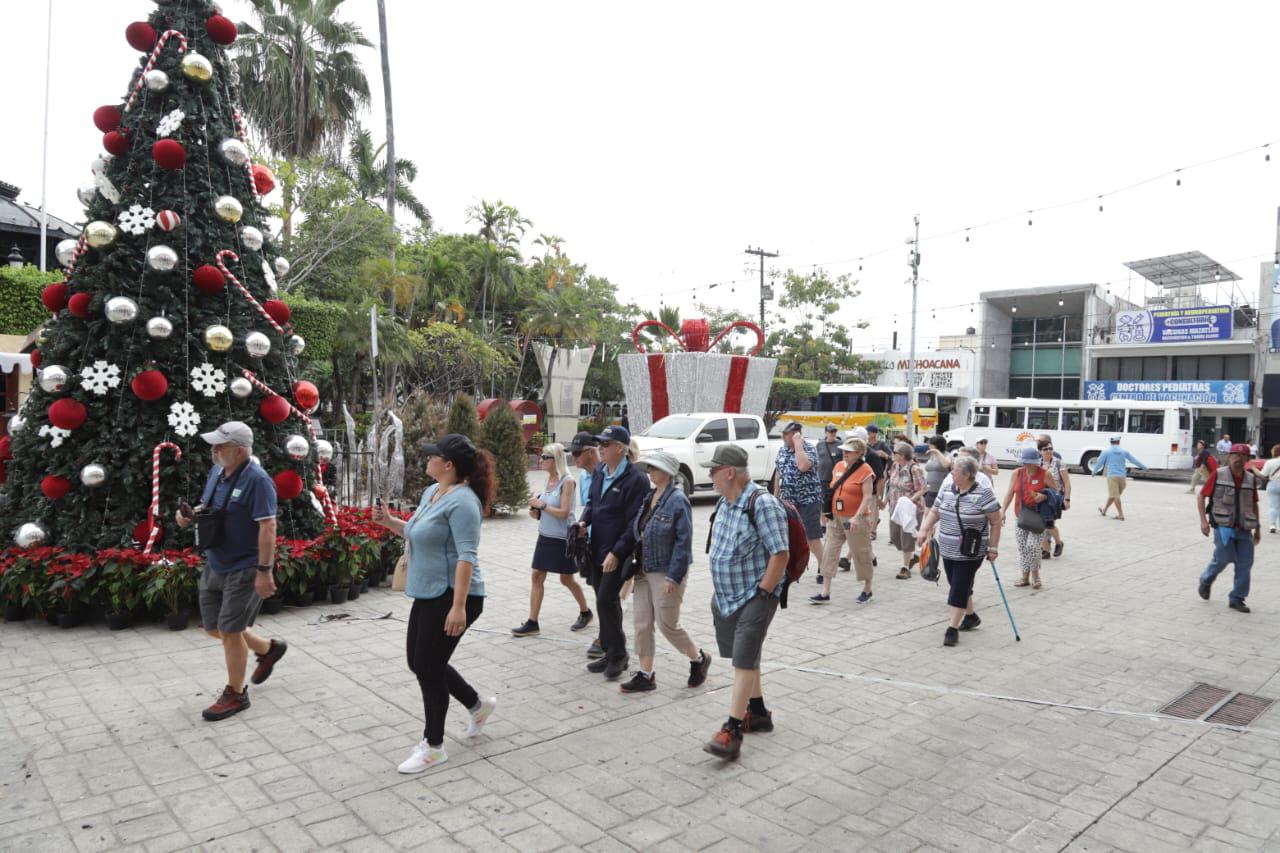 $!Arriban a Mazatlán los cruceros Norwegian Joy y Carnival Panorama con más de 8 mil turistas