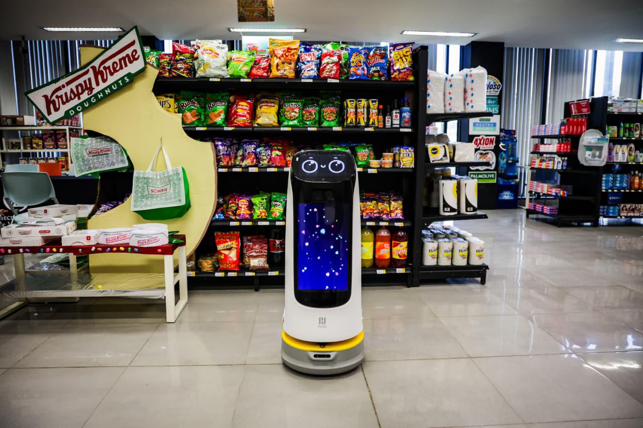 $!Presenta Tec de Monterrey en Culiacán a Findy, un robot con inteligencia artificial que mejora la atención al cliente