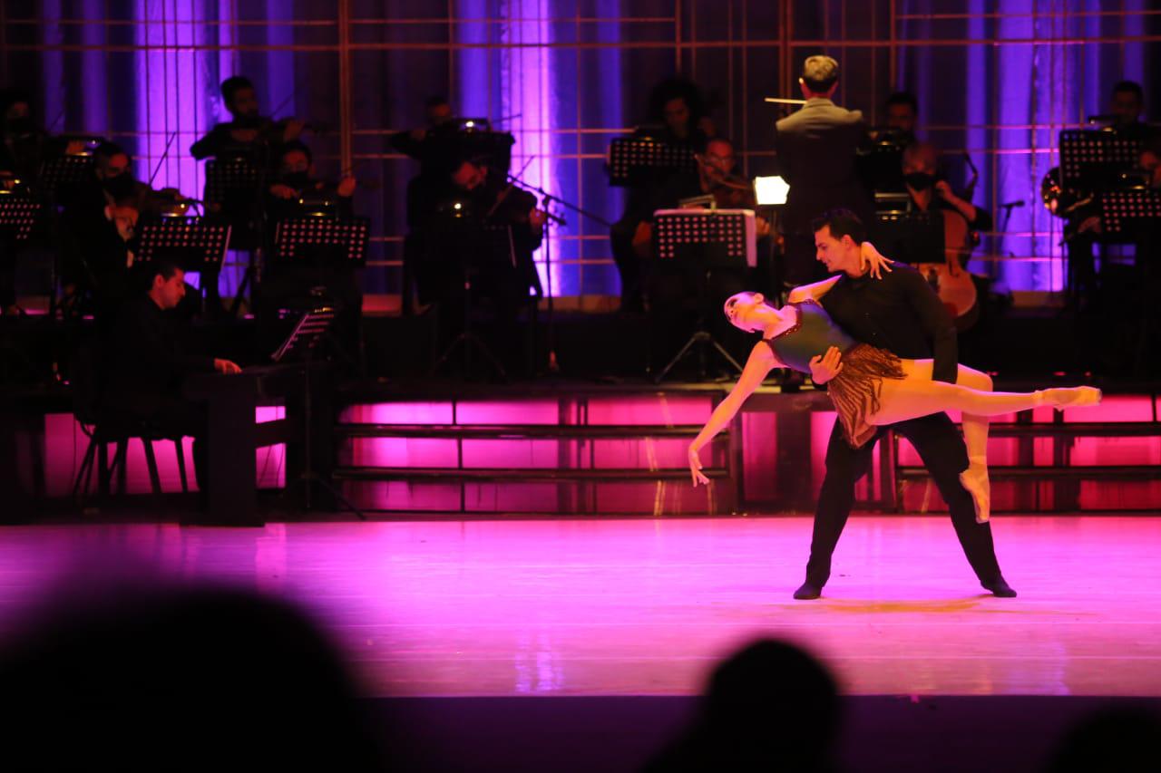 $!Deleitan a mazatlecos con su ‘Romances’ en el Teatro Ángela Peralta