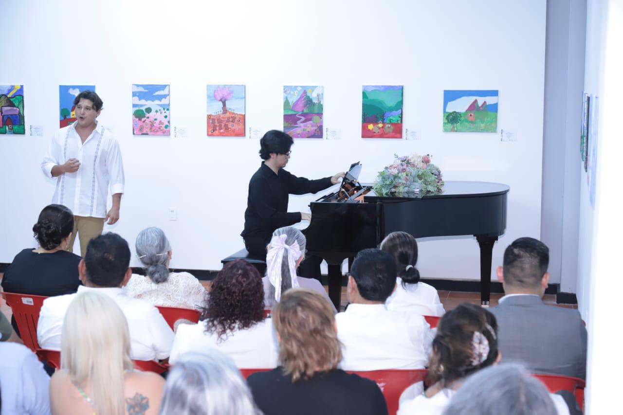 $!Emilio Gómez Llanos acompañado en el piano por el maestro Sergio Castellanos, interpretó Perfidia, para deleite de los presentes.