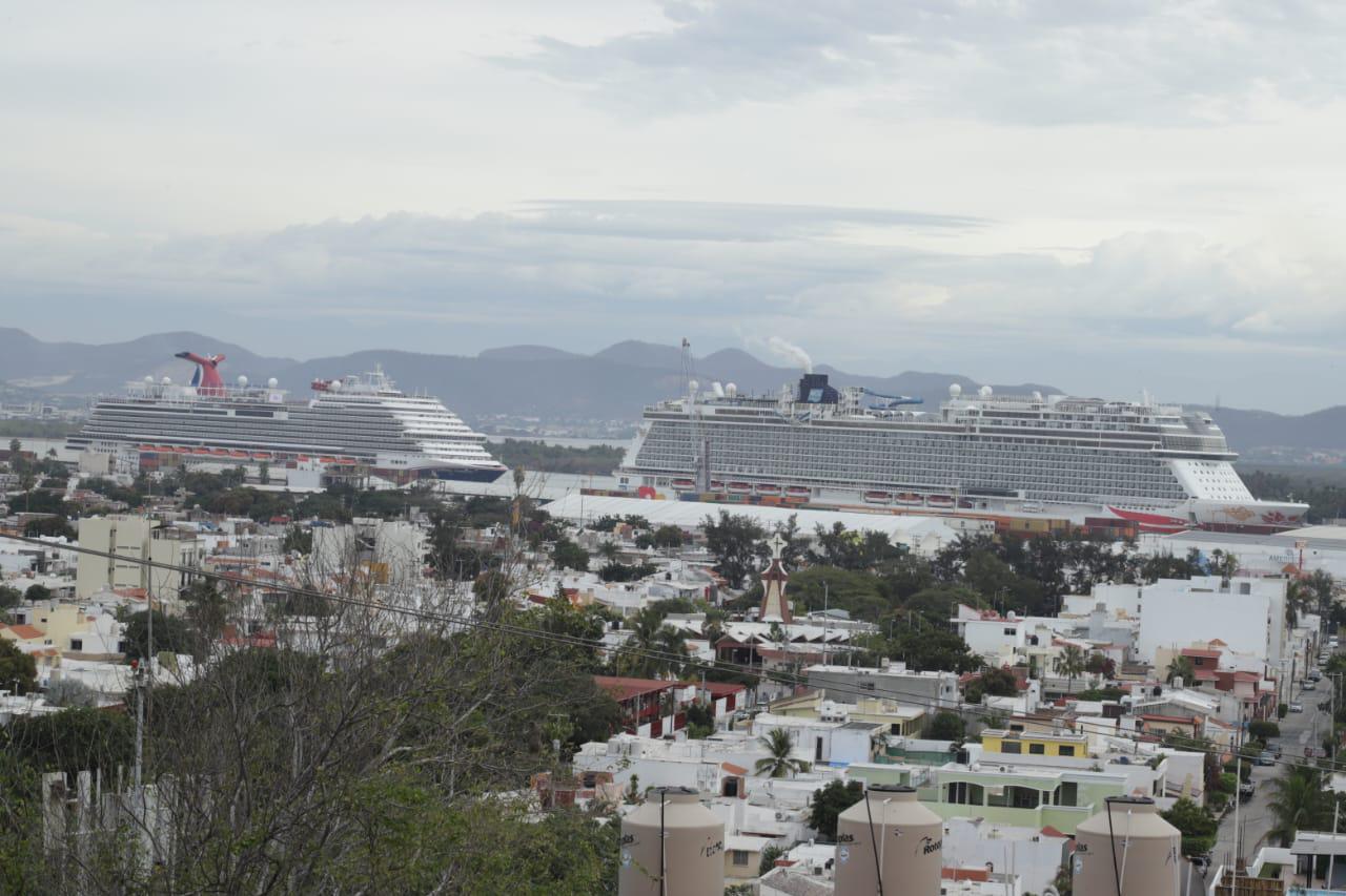 $!Arriban a Mazatlán los cruceros Norwegian Joy y Carnival Panorama con más de 8 mil turistas
