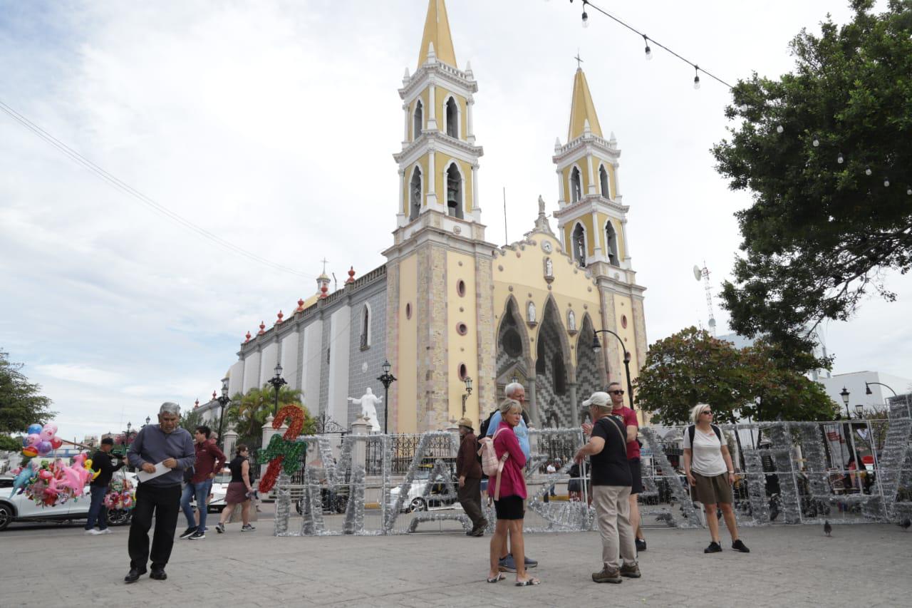 $!Arriban a Mazatlán los cruceros Norwegian Joy y Carnival Panorama con más de 8 mil turistas
