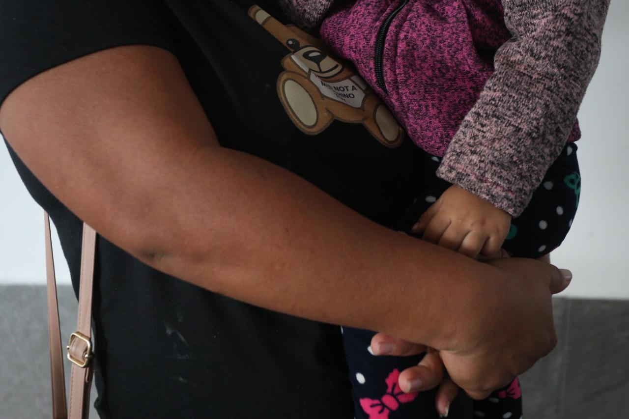$!‘No vamos a poder con los gastos’: familia varada en Mazatlán