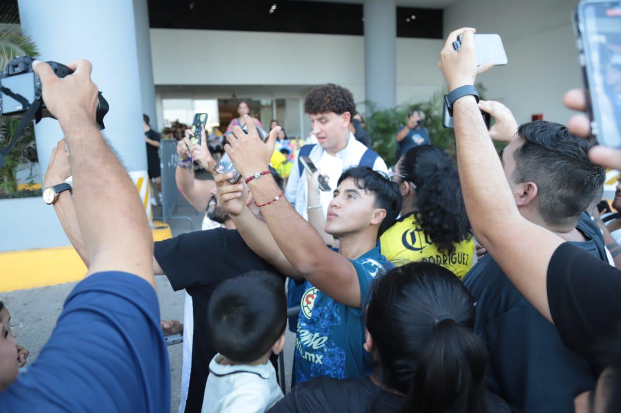 $!Decenas de aficionados reciben a Club América en su llegada a Mazatlán