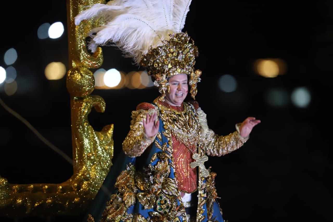 $!Atrae a miles el desfile del Carnaval de Mazatlán; Los Papaquis abren paso a la carroza real