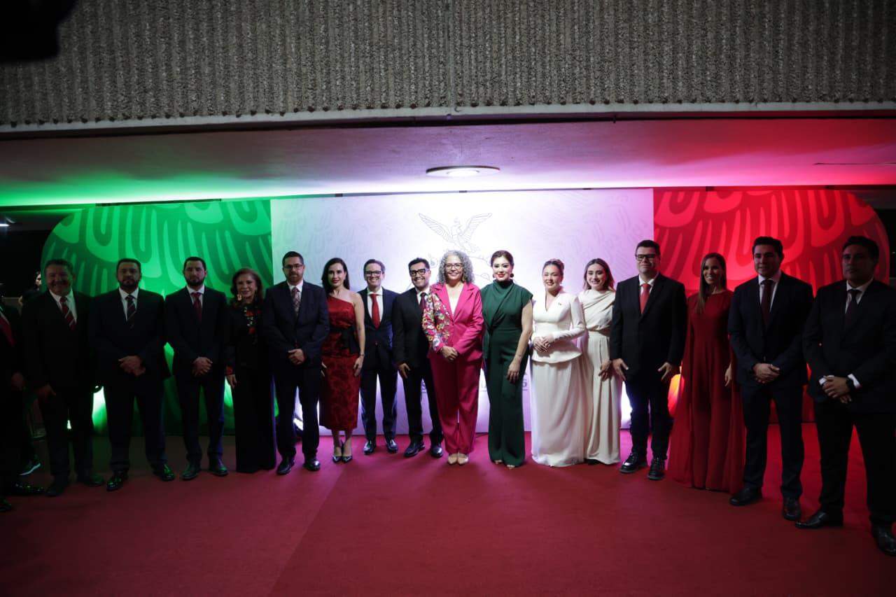 $!Por primera vez, una mujer da el Grito de Independencia en Sinaloa