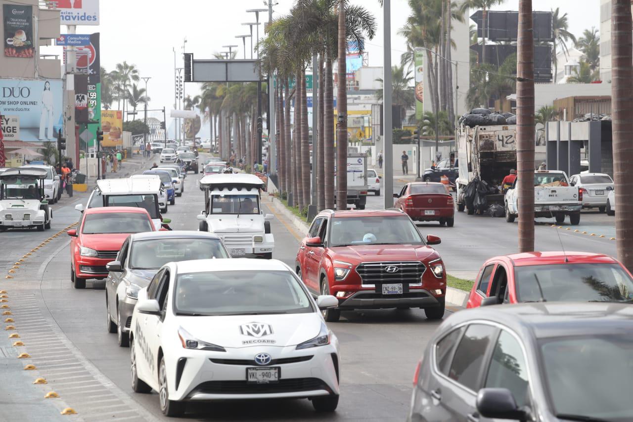 $!Mazatlán, con motos, turismo y tráfico este viernes