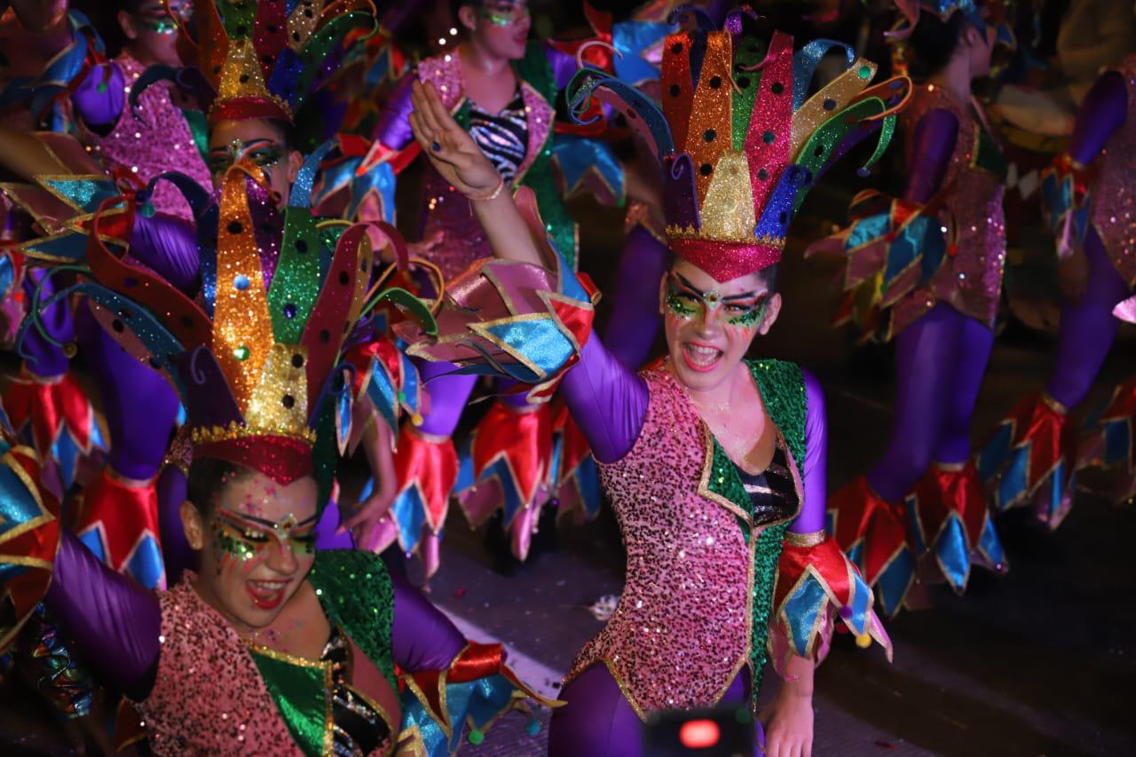 $!Las comparsas esparcieron alegría y color.