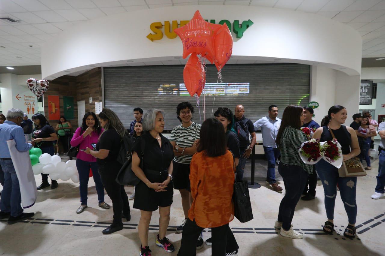 $!Llegan a Mazatlán las estudiantes ganadoras del oro en Rumania