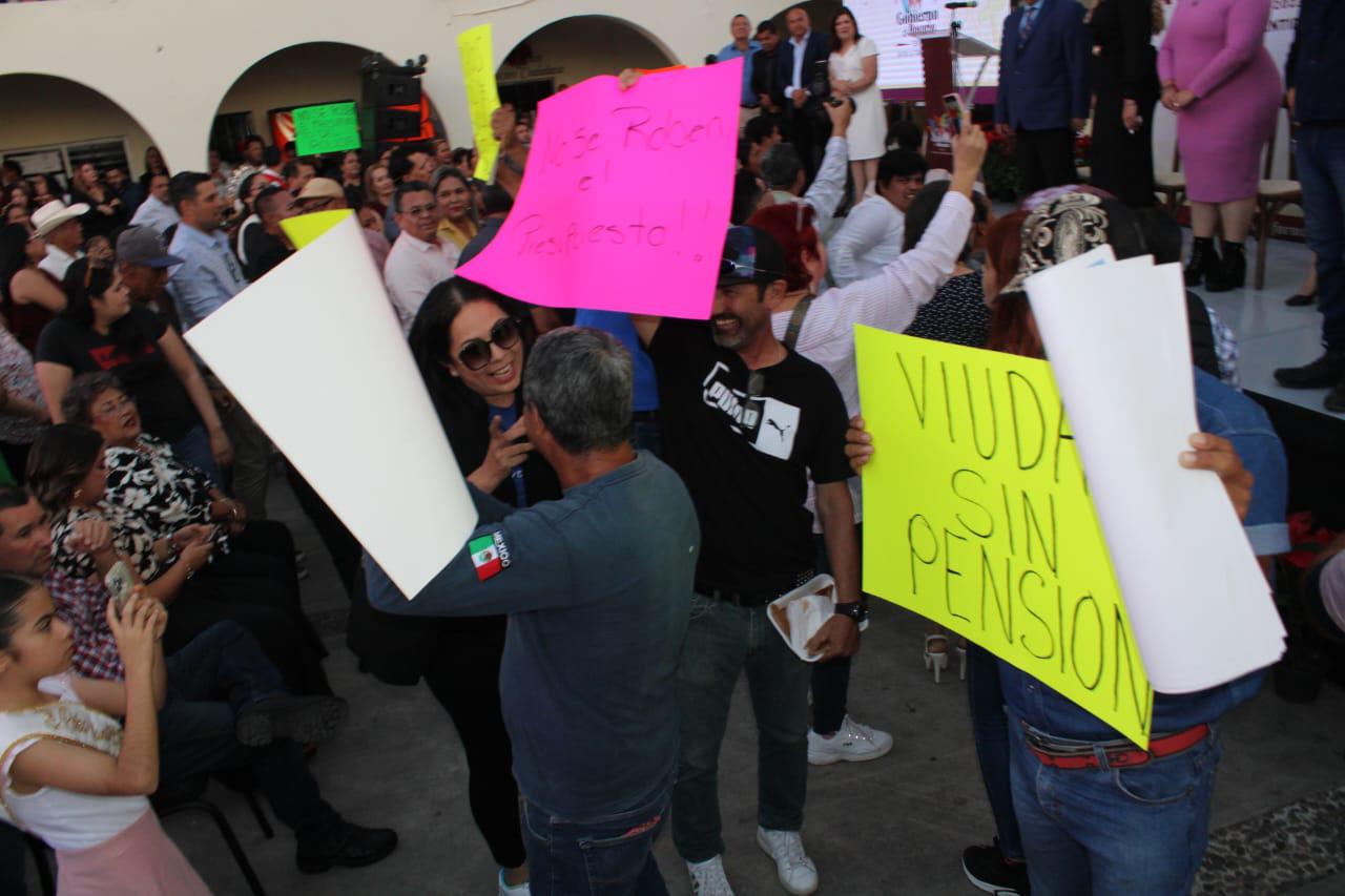 $!Irrumpen policías jubilados en informe de Claudia Valdez Aguilar, en Rosario