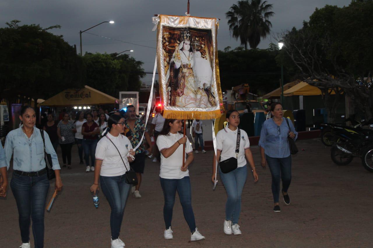 $!Peregrinan grupos parroquiales y escuelas en honor a la Virgen del Rosario