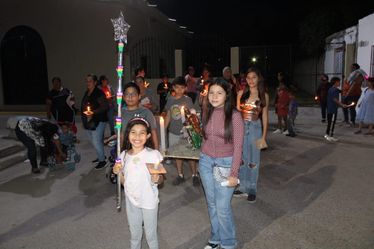 $!Niños y niñas piden posada por las calles de Rosario