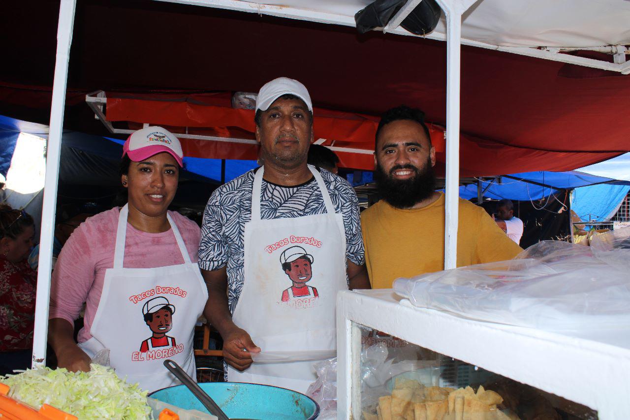 $!‘El Nacho’ comparte con sus hijos la tradicional venta de tacos dorados en Escuinapa