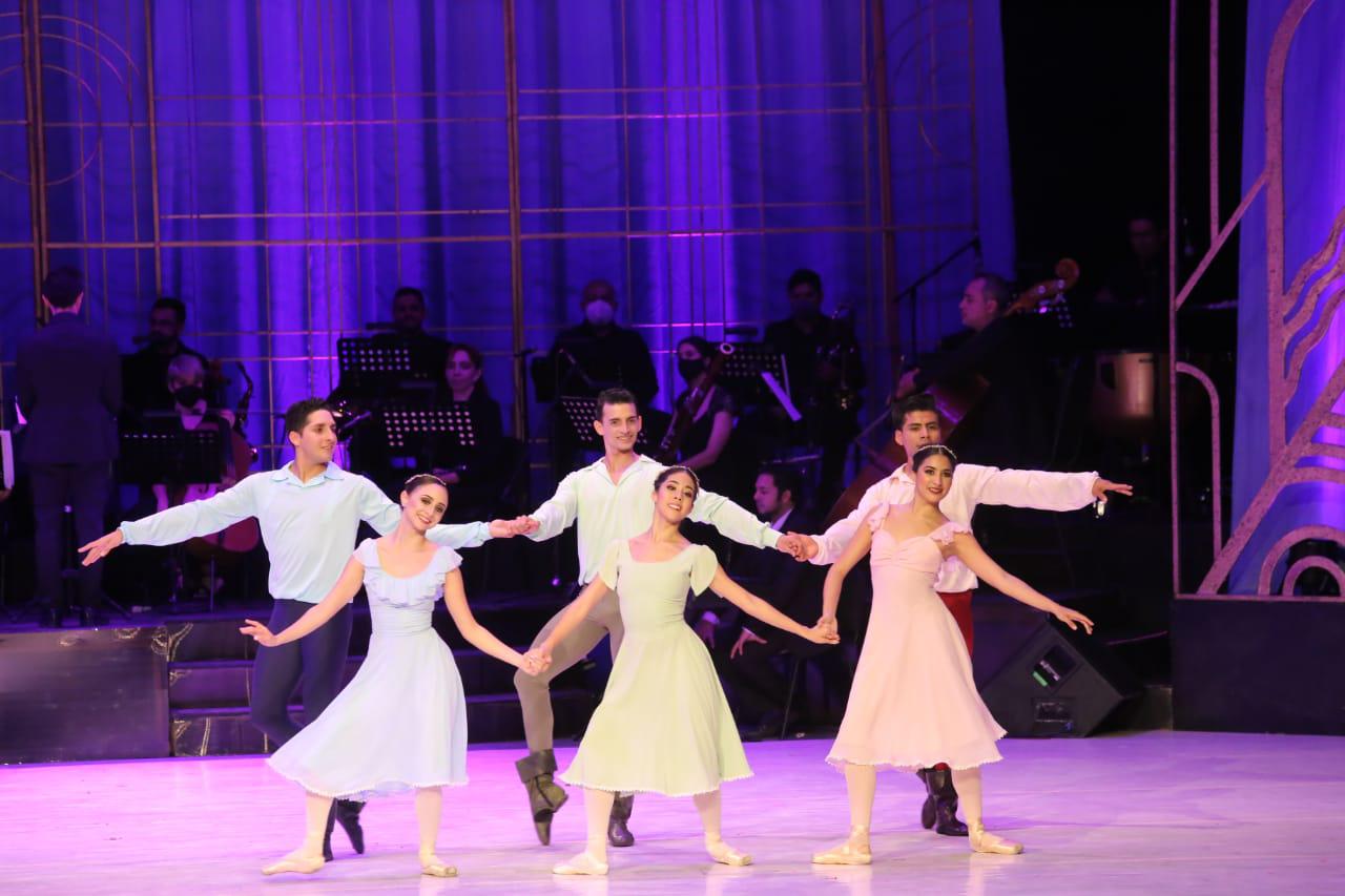 $!Deleitan a mazatlecos con su ‘Romances’ en el Teatro Ángela Peralta