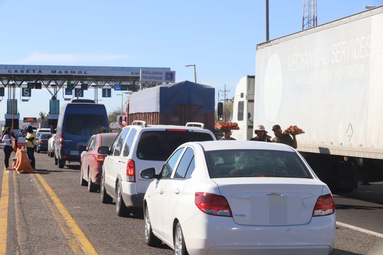 $!Terminan las vacaciones; inicia el éxodo y se llenan las carreteras
