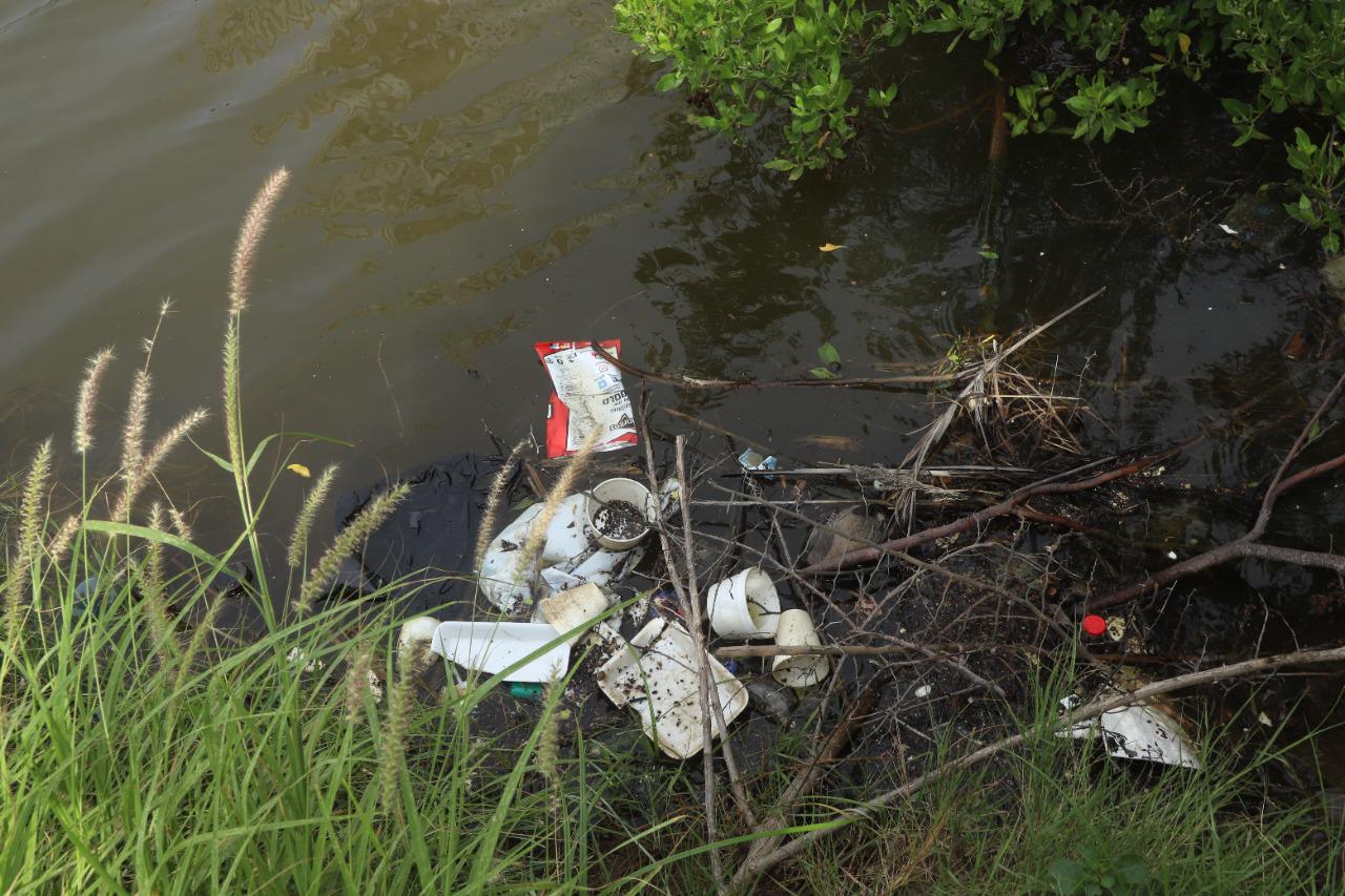$!Dejan tirada gran cantidad de basura en acceso a la playa, a un costado del Estero del Yugo