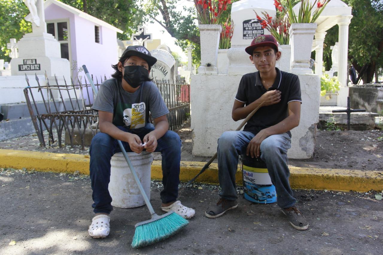 $!Con gran asistencia y sin contratiempos transcurre el Día de los Angelitos, en el Panteón Civil de Culiacán