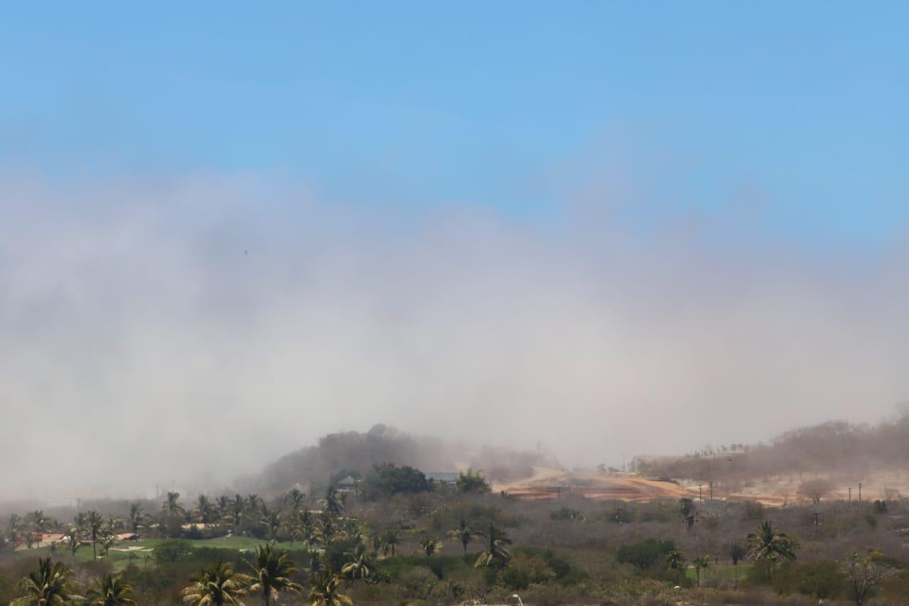 $!‘Borra’ la neblina partes de Mazatlán; pinta zonas de blanco