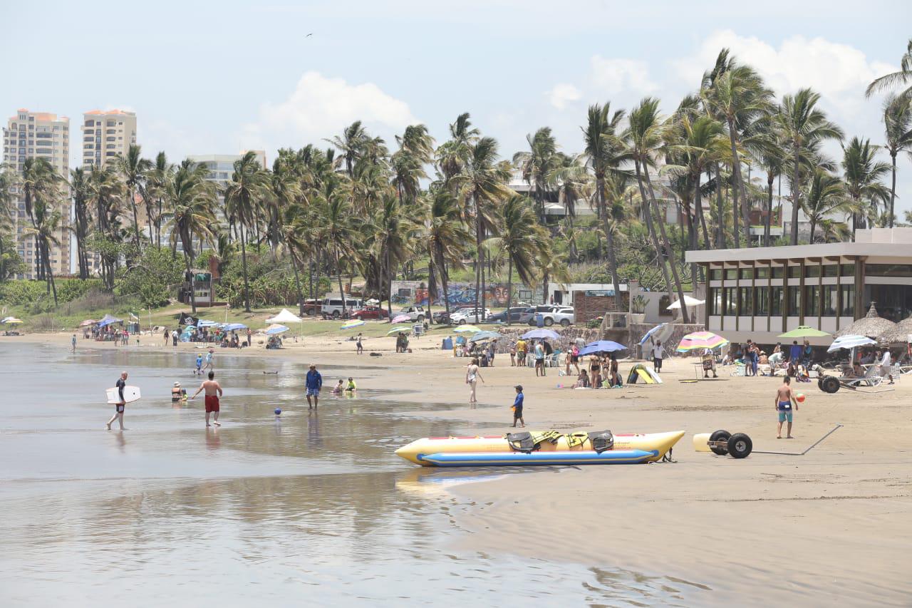 $!Cientos disfrutan las playas de Mazatlán, ante el fuerte calor veraniego