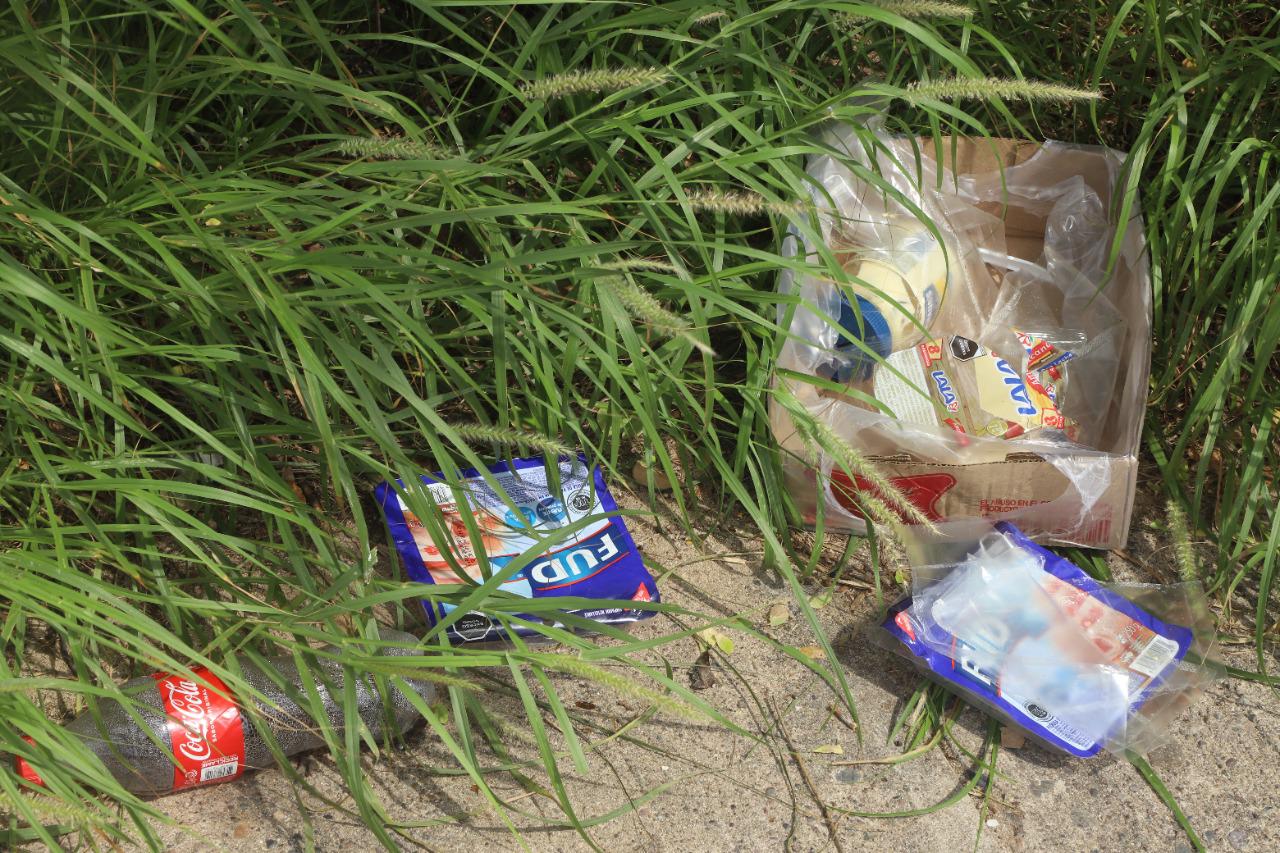 $!Dejan tirada gran cantidad de basura en acceso a la playa, a un costado del Estero del Yugo