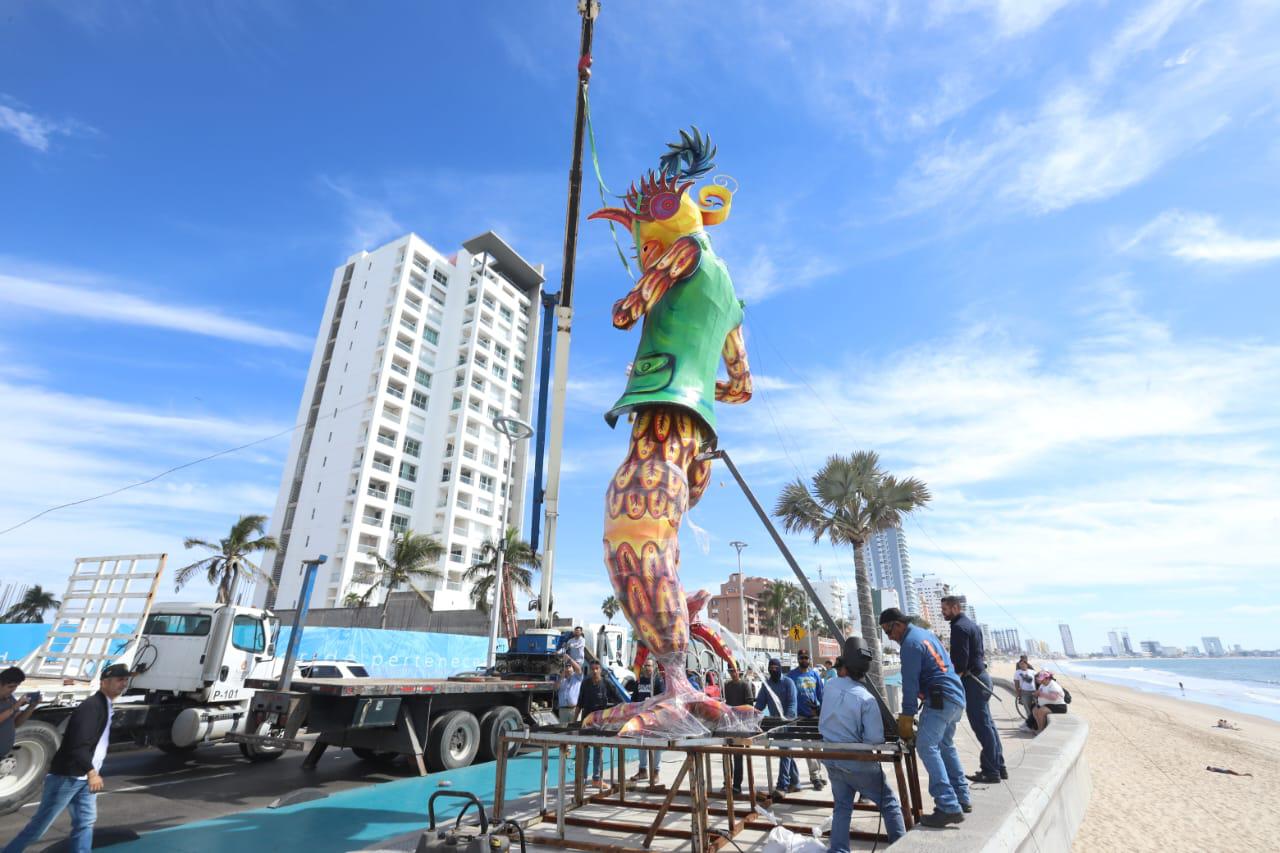 $!Llegan al Malecón los monigotes del Carnaval de Mazatlán; dan la bienvenida a la máxima fiesta