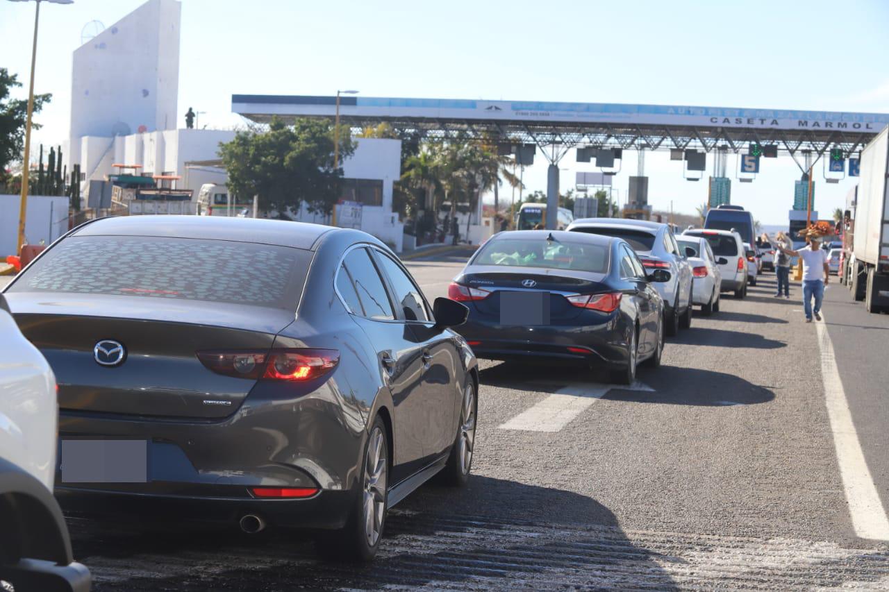 $!Terminan las vacaciones; inicia el éxodo y se llenan las carreteras