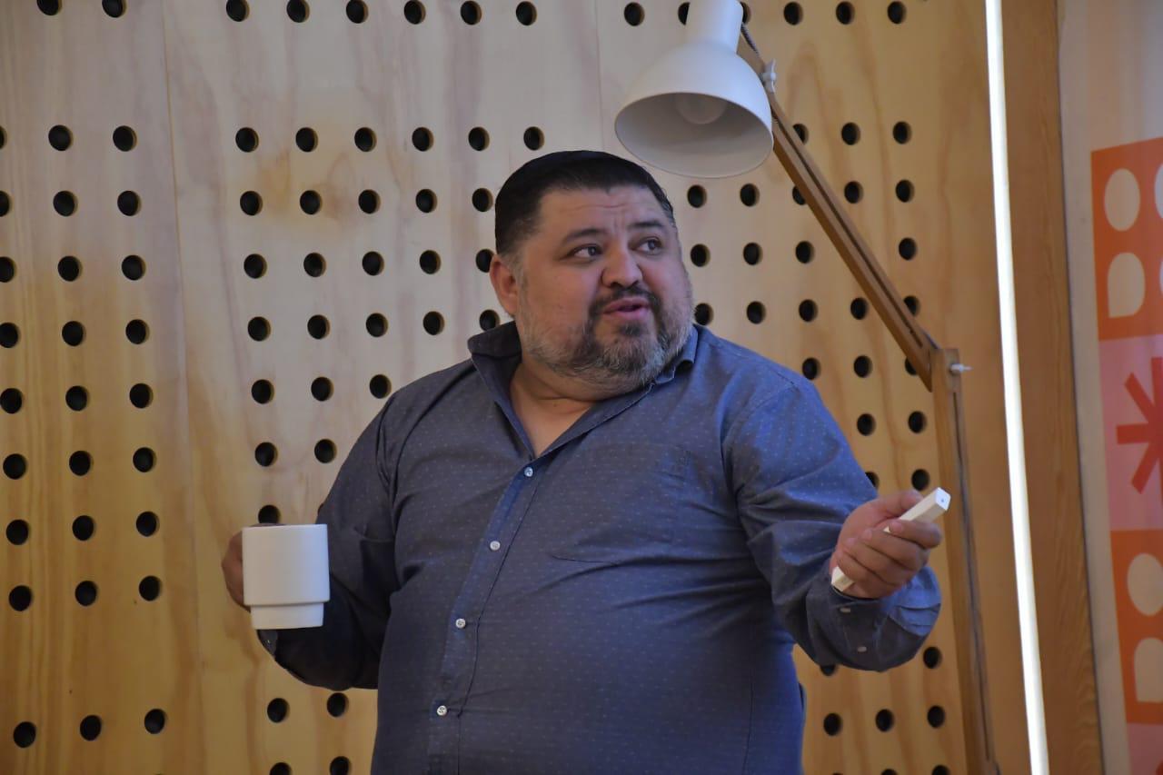 $!‘Vivimos una democracia sin demócratas’, advierte politólogo en clase de la Casa del Maquío