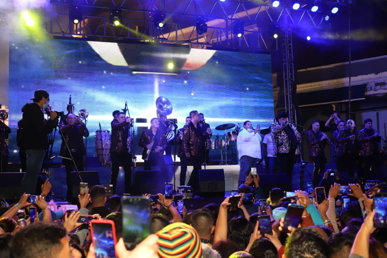 $!El Coyote y su Banda Tierra Santa arman la fiesta en Olas Altas