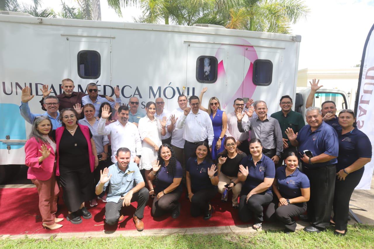 $!Los presentes se tomaron la fotografía del recuerdo en la unidad.