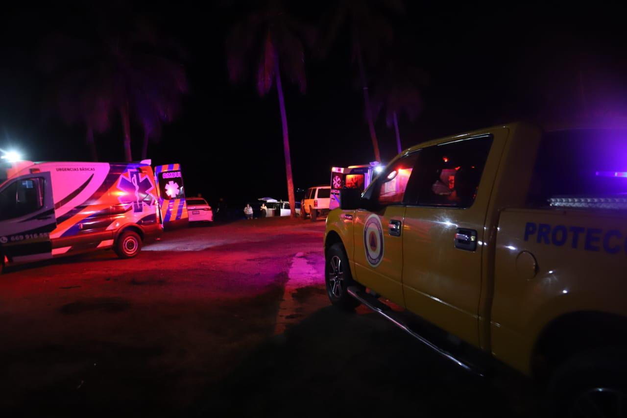 $!Rescatan a nueve personas tras hundimiento de yate en la bocana de la Marina Mazatlán